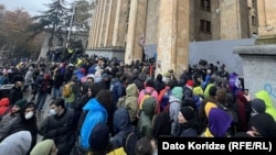 Protestatarii s-au adunat în fața clădirii Parlamentului din Tbilisi și au aruncat cu ouă în clădire pe 25 noiembrie.