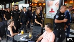 Представителите на "Има такъв народ", сред които кандидатът за премиер Пламен Николов (в средата), бяха съпроводени от полицаи от сградата на президентството до сградата на Народното събрание в петък